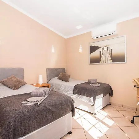 Sleeps 6 With Pool Air Con And Wifi