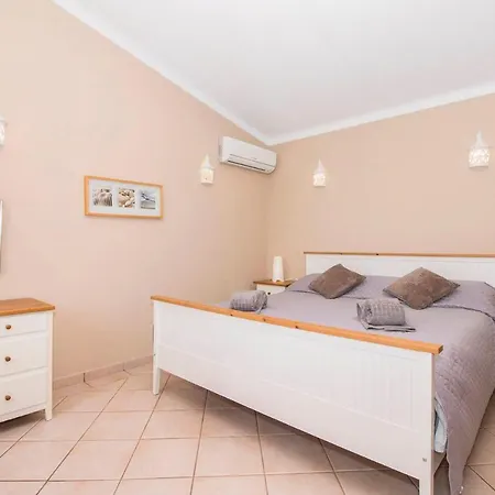 Sleeps 6 With Pool Air Con And Wifi * Pedragosa