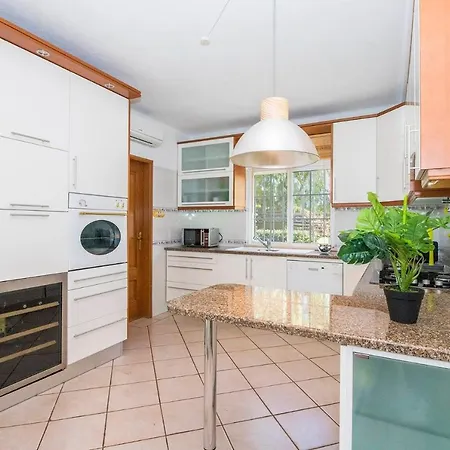 Sleeps 6 With Pool Air Con And Wifi Villa