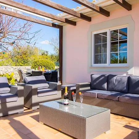 Villa Sleeps 6 With Pool Air Con And Wifi