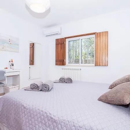 Sleeps 6 With Pool Air Con And Wifi