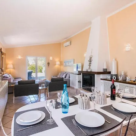 Sleeps 6 With Pool Air Con And Wifi Villa Pedragosa